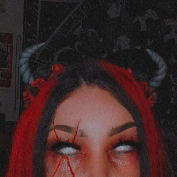 TASHA AUGUST  Crimson Devil's Horns - Picture 4 of 4